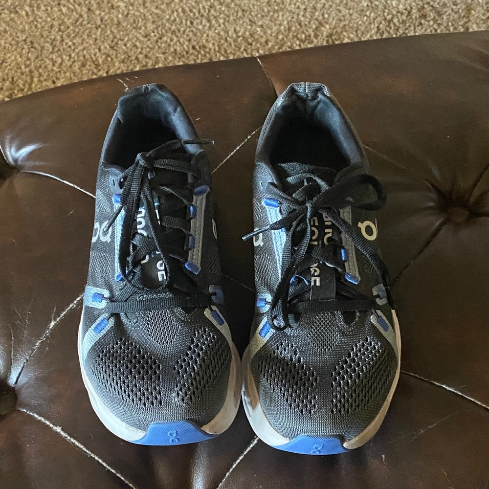 On Cloud Women's Black and Blue Athletic Shoes. Used size W8